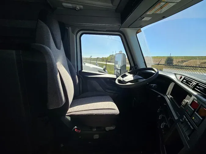 2026 VOLVO VNL64T860