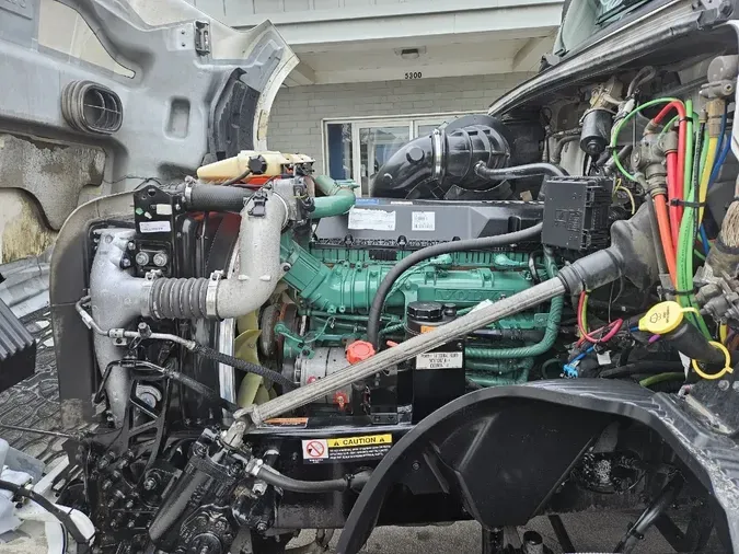 2022 VOLVO VNL64T860