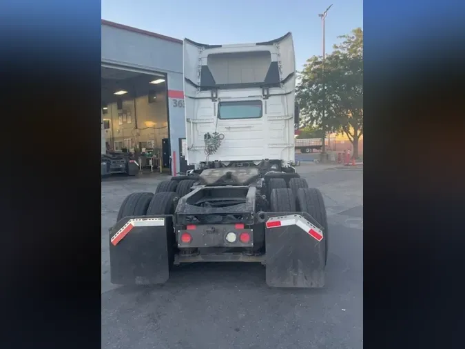 2018 VOLVO VNL64T-300