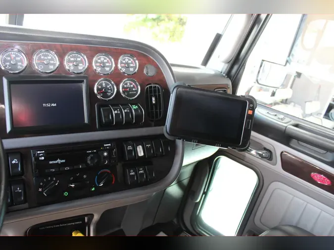 2023 Peterbilt 389
