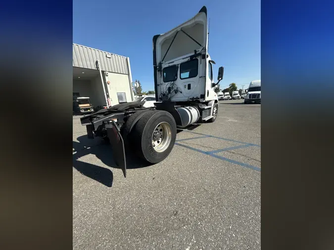 2017 FREIGHTLINER/MERCEDES CASCADIA 113