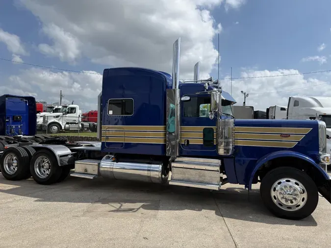 2022 Peterbilt 389