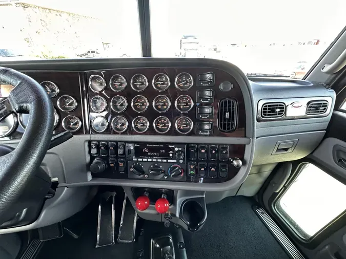 2022 Peterbilt 389