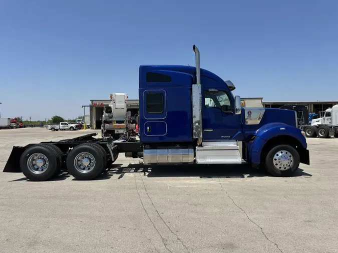 2022 Kenworth W990