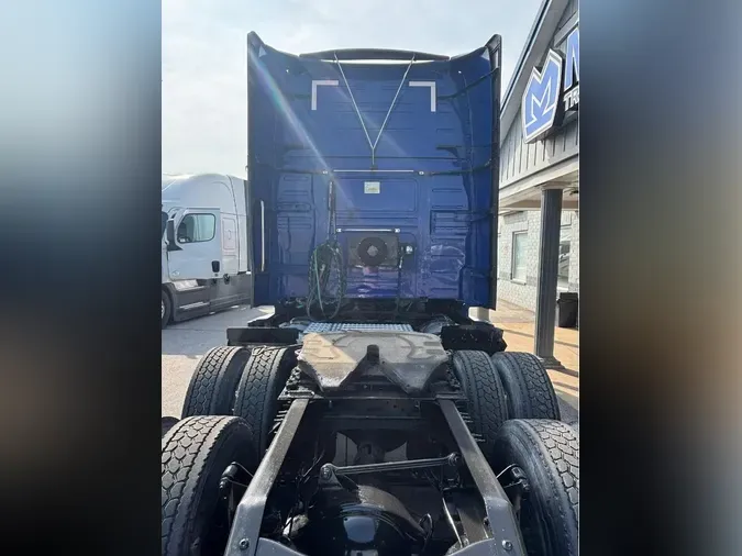 2019 VOLVO VNL64T760