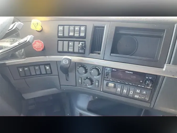 2023 VOLVO VNL760