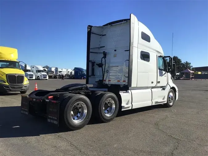 2021 VOLVO VNL760