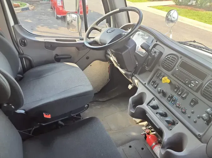 2018 FREIGHTLINER M2 106