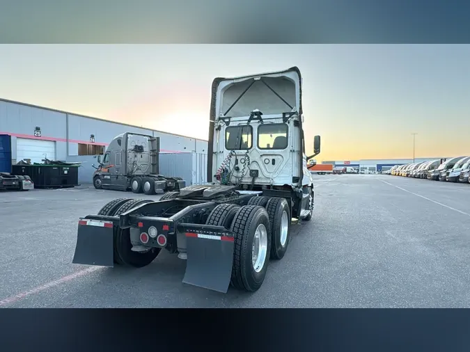 2020 Freightliner Cascadia 126