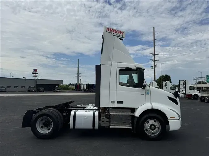 2019 VOLVO VNR300