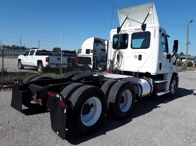 2015 FREIGHTLINER/MERCEDES CASCADIA 125