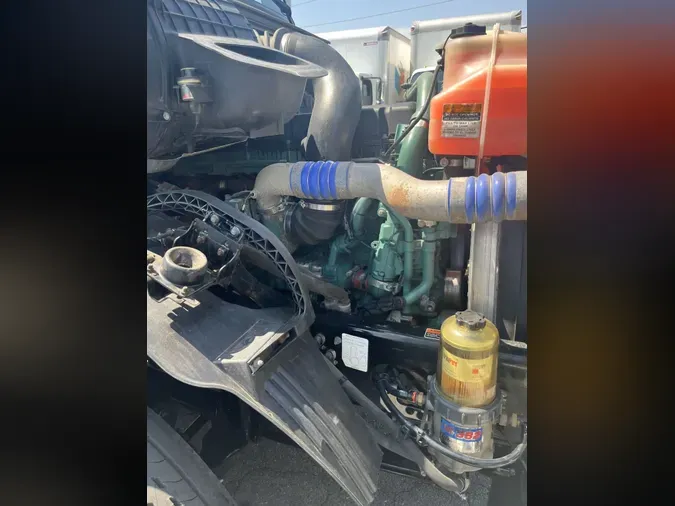 2017 VOLVO VNL42T 300