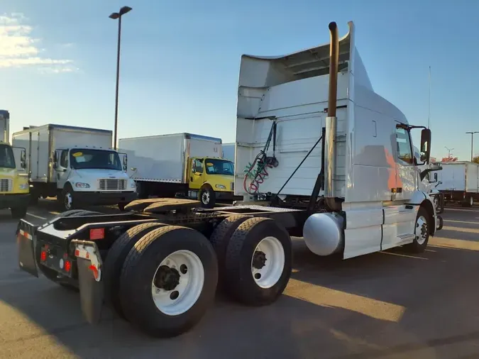 2020 VOLVO VNR64T-640