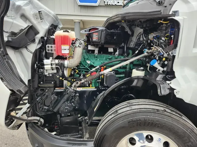 2025 VOLVO VNL64T860