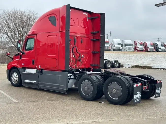 2021 FREIGHTLINER Cascadia 126