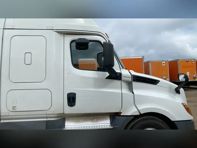 2020 Freightliner Cascadia 126