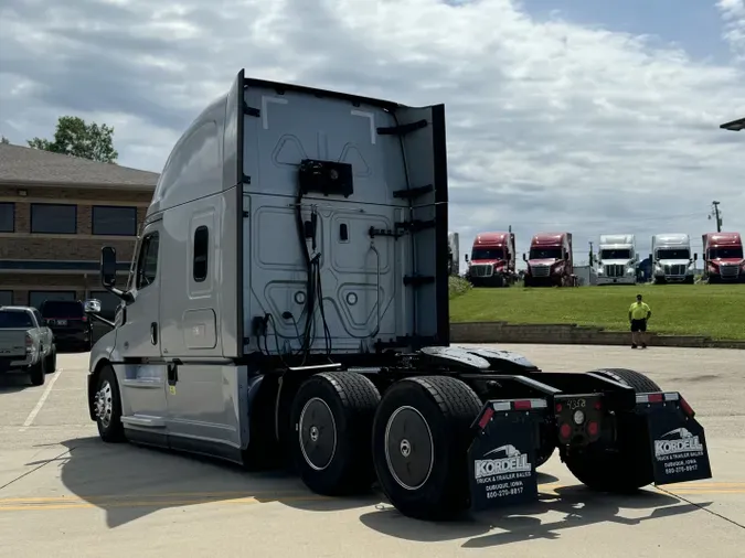 2021 FREIGHTLINER Cascadia 126