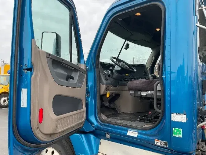 2017 Freightliner X12564ST