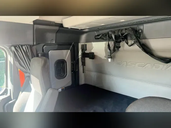 2020 Freightliner Cascadia 126