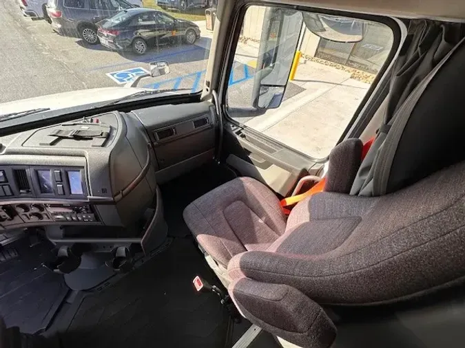 2019 Volvo VNL64T740