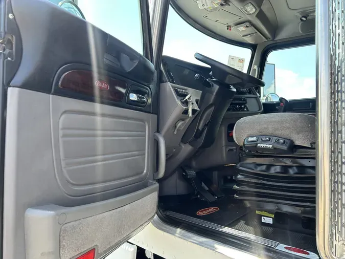 2023 Peterbilt 389