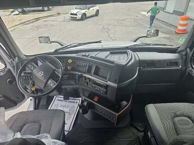 2025 VOLVO VNL64T760