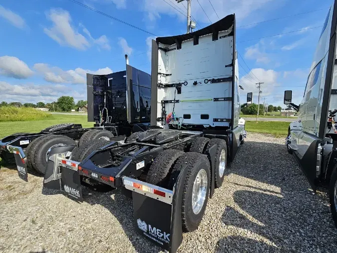 2025 VOLVO VNL64TV04