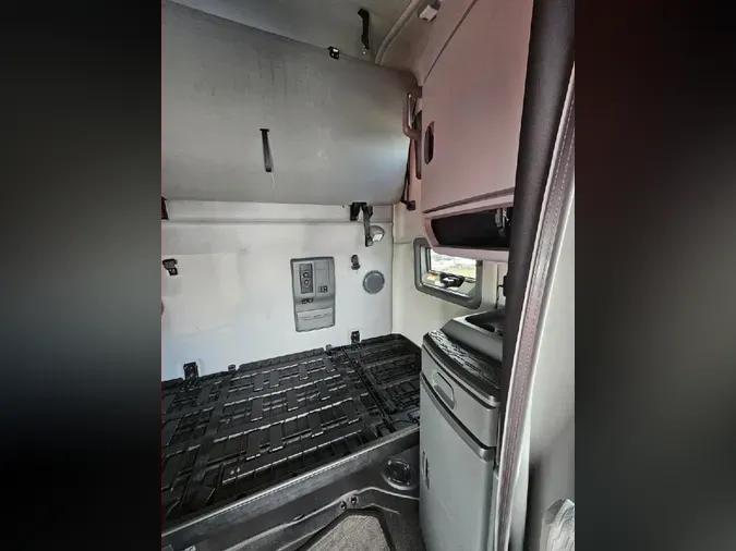 2021 VOLVO VNL64T760
