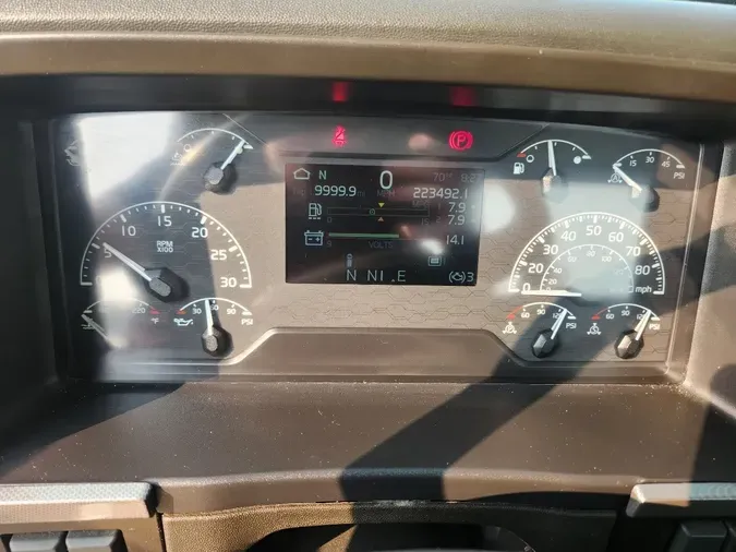 2020 VOLVO VNR64T300