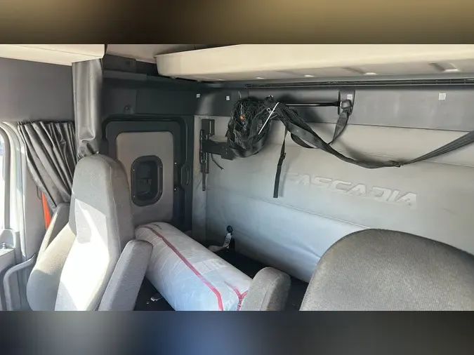 2020 Freightliner Cascadia 126