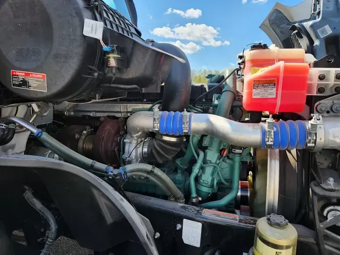 2025 VOLVO VNL64T7405ece6e1caa67d8b6a1a5e67aaa544541