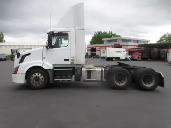 2017 VOLVO VNL64T