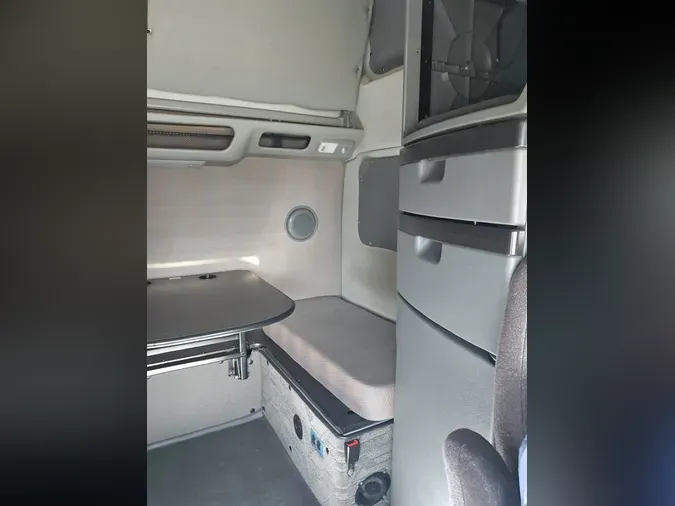 2022 VOLVO VNL64T860