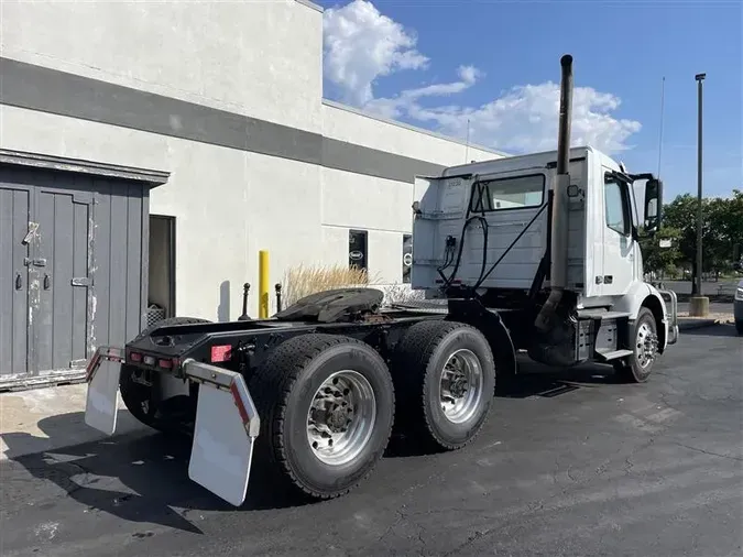 2022 VOLVO VNR64T300