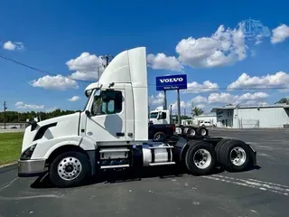 2016 VOLVO VNL64T300