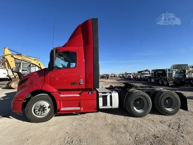 2020 VOLVO VNR64T300