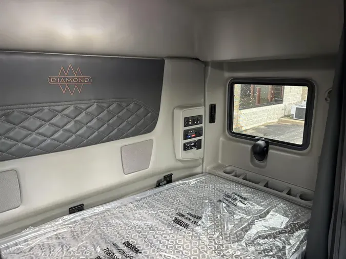2023 International HX620 Sleeper