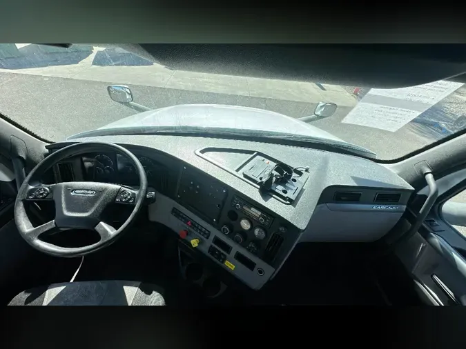 2019 Freightliner Cascadia 126