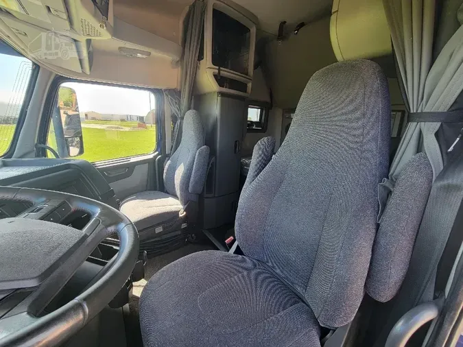 2019 VOLVO VNL64T740