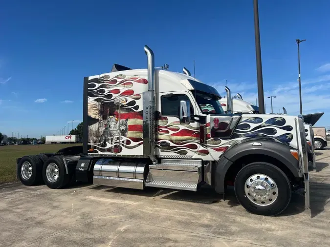 2023 Kenworth W990