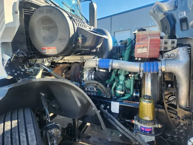 2023 VOLVO VNL64T860