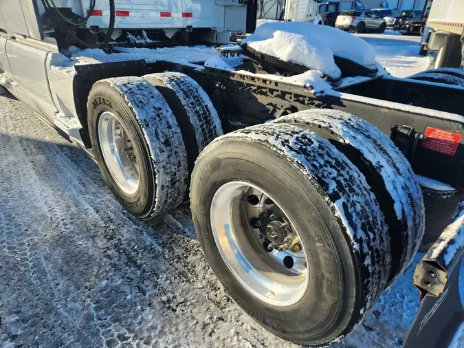 2022 VOLVO VNL64T760