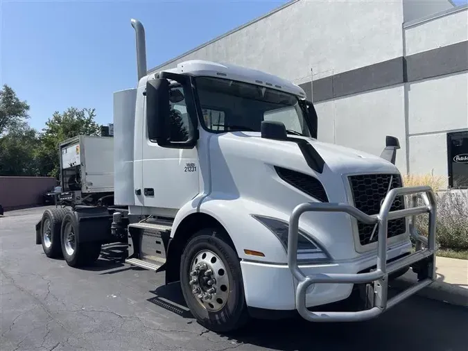 2022 VOLVO VNR64T300