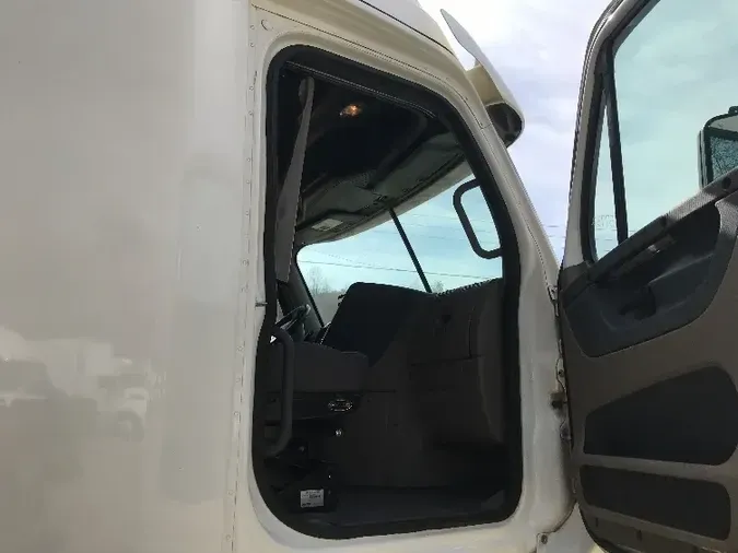 2017 Freightliner X12564ST