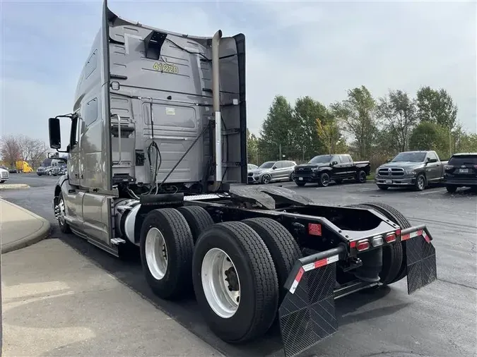 2021 VOLVO VNL64T760