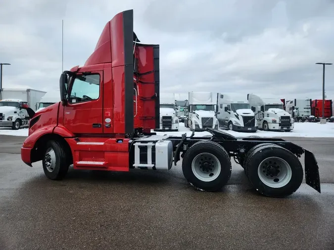 2022 VOLVO VNR64T300