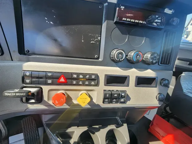 2019 FREIGHTLINER Cascadia 126