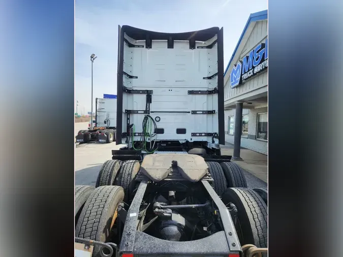 2025 VOLVO VNL64T860