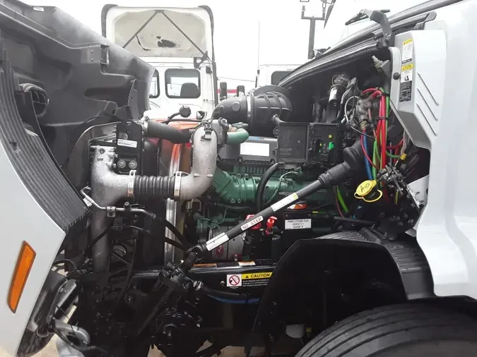 2020 VOLVO VNR42-640