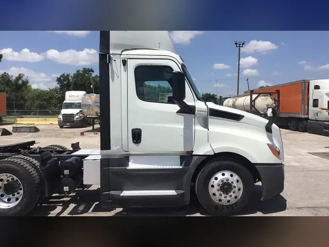 2019 Freightliner Cascadia 126